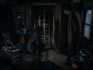 일본 괴담 벽 뒤에 숨겨진 옆방, 부적으로 봉인된 아파트의 비밀